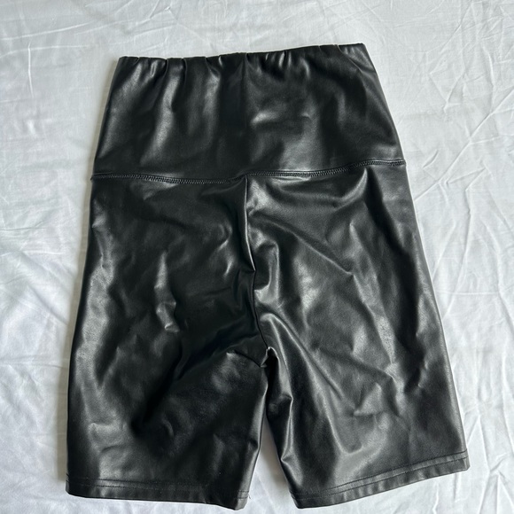 Aritzia | Wilfred Free Daria Bike Short - Picture 4 of 5